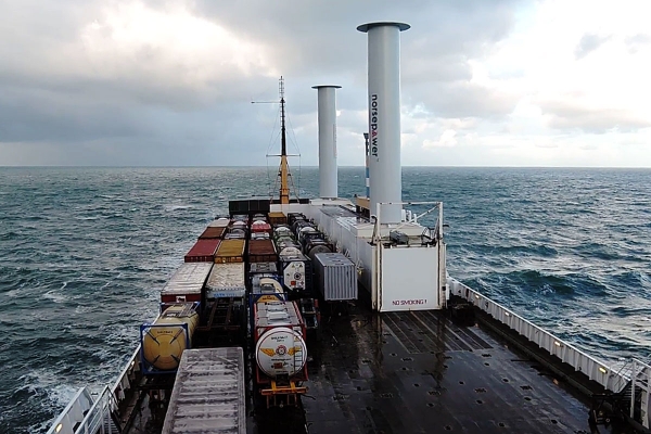 Spinning cylinder for wind power of vessels